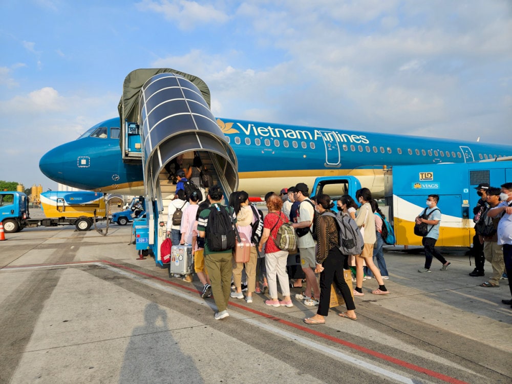 Máy bay là phương tiện di chuyển dành cho các du khách tỉnh xa